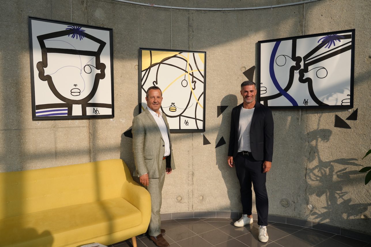 Photo de l'artiste Art'No et du Président de l'Agglomération Stéphan Rossignol lors du vernissage de l'exposition au siège de l'Agglomération le 29 juin 2023.