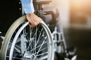 Personne à mobilité réduite en fauteuil roulant
