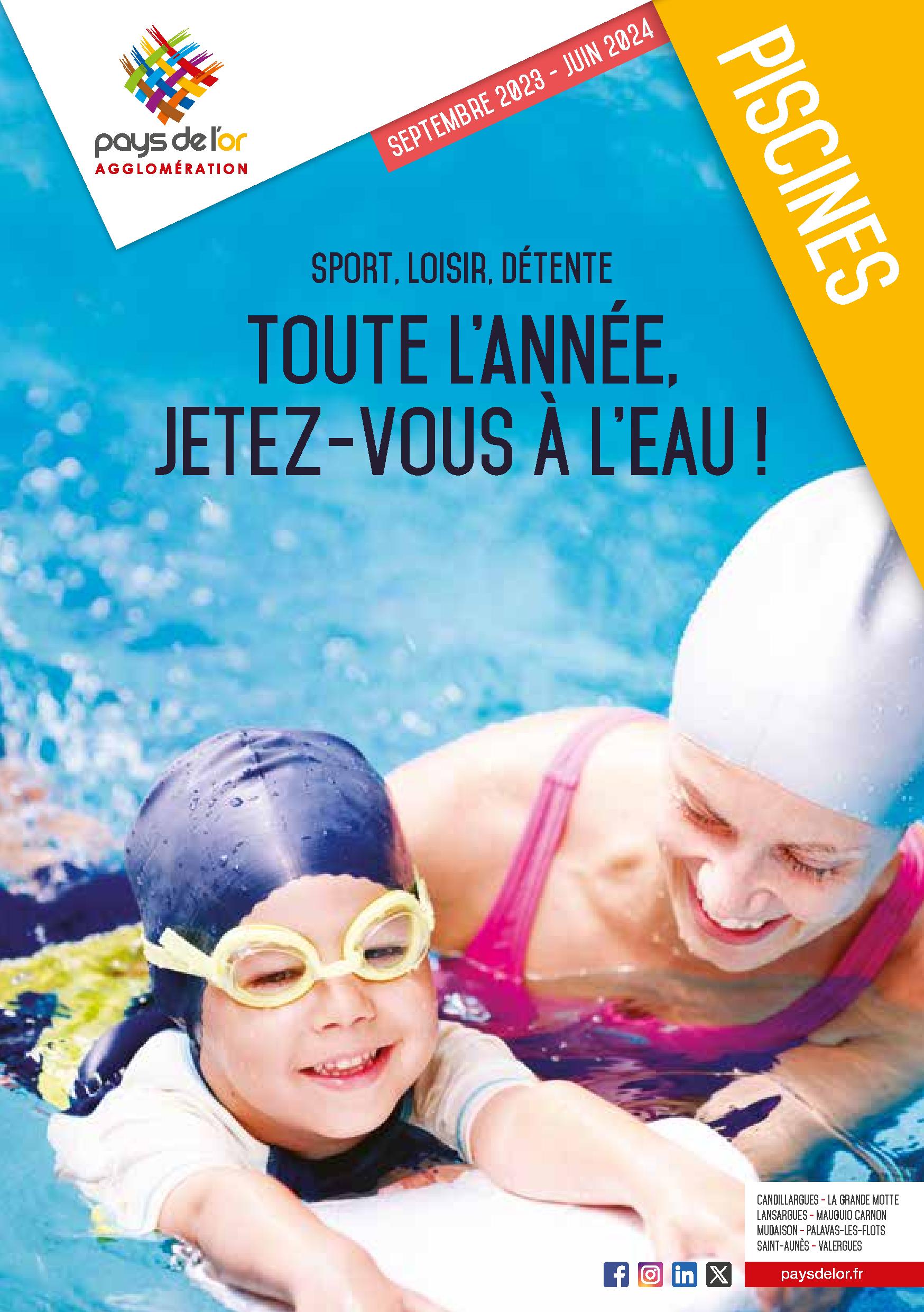 Fille Dans La Piscine Extérieure, Enfant Dans Le Bonnet De Bain